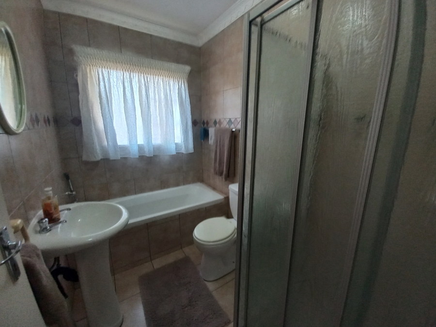 3 Bedroom Property for Sale in Safari Gardens North West